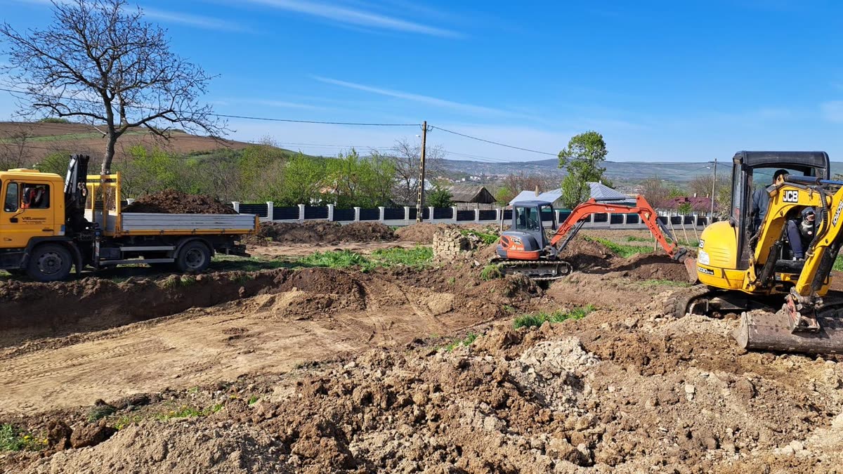 Excavări terasamente Iași — două mini-excavatoare Kubota și JCB cu camion