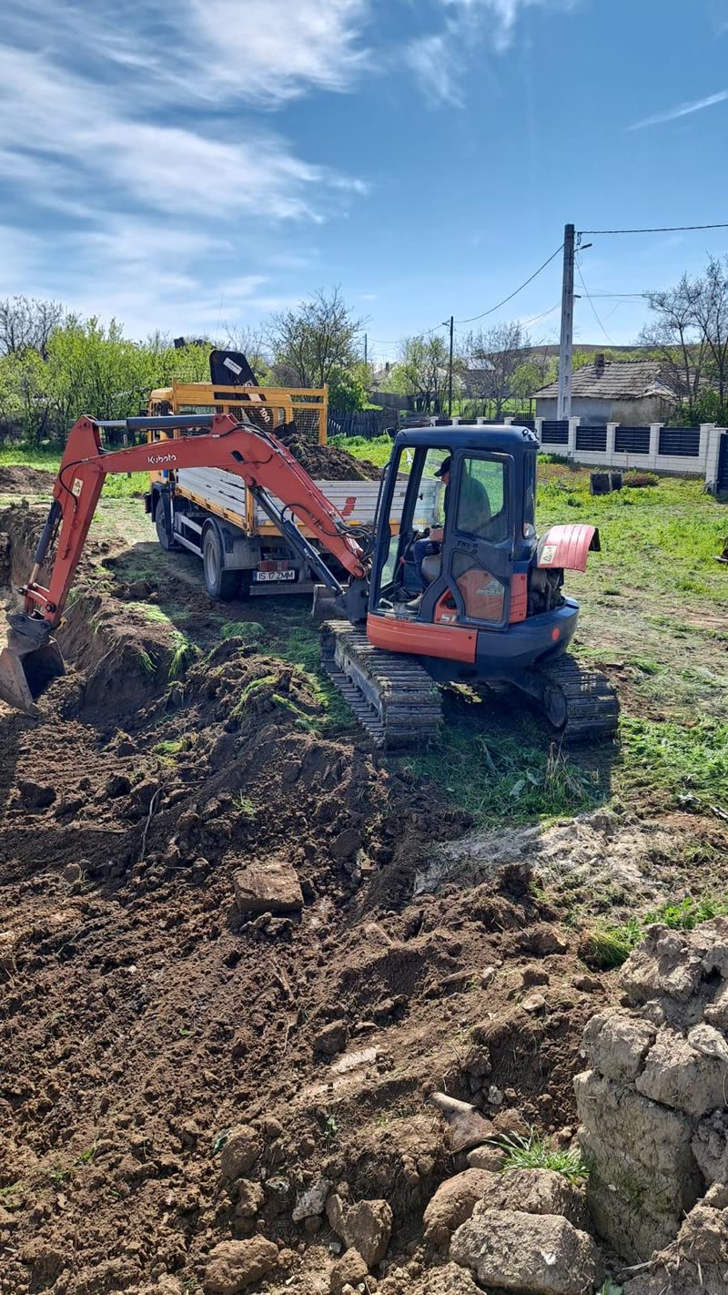 Mini excavator Kubota lucru — săpătură fundație Iași